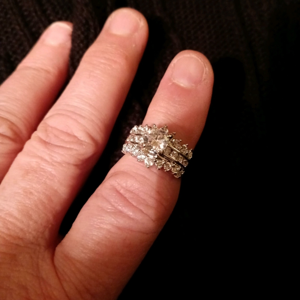 Beautiful ring - Picture 2 of 3